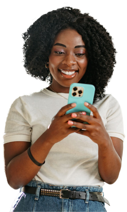 Mujer feliz usando su celular